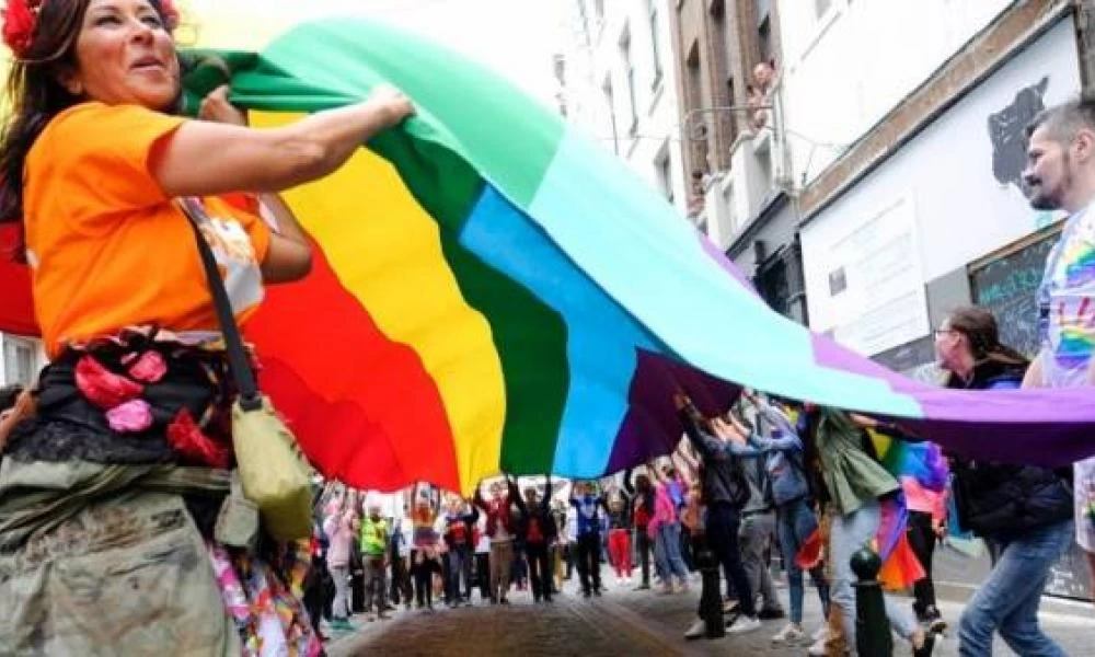 ΛΟΑΤΚΙ: Διαδηλώσεις στην Γαλλία και στο βάθος...η Ουγγαρία